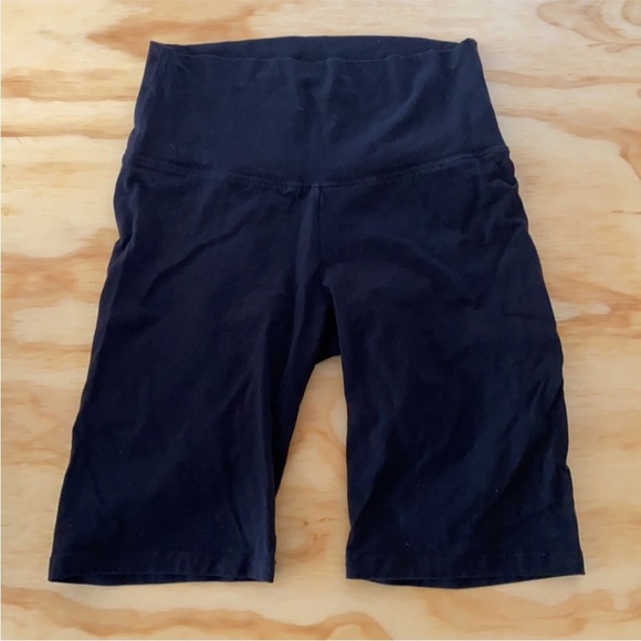 Aritzia - TNA Chill Atmosphere High Rise 7” Short - Picture 3 of 3